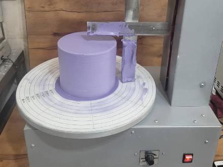دستگاه خامه صاف کن صنعتی کیک صاف کن خامه کشی  جهت تولید انبوه کیک در انواع اشکال مختلف cake creamer machine با ده سال گارانتی بی قید و شرط سازه مکانیکی دستگاه