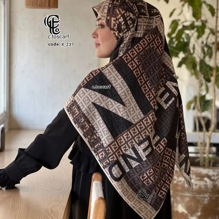 روسری مجلسی نخی طرح فندی کرم مشکی قهوه ای قواره بزرگ 140 سانتی متر