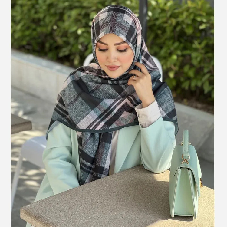 روسری نخی کاستوم طرح مونا چهارخونه قواره بزرگ 140 سانتیمتر دور چرخ دوز