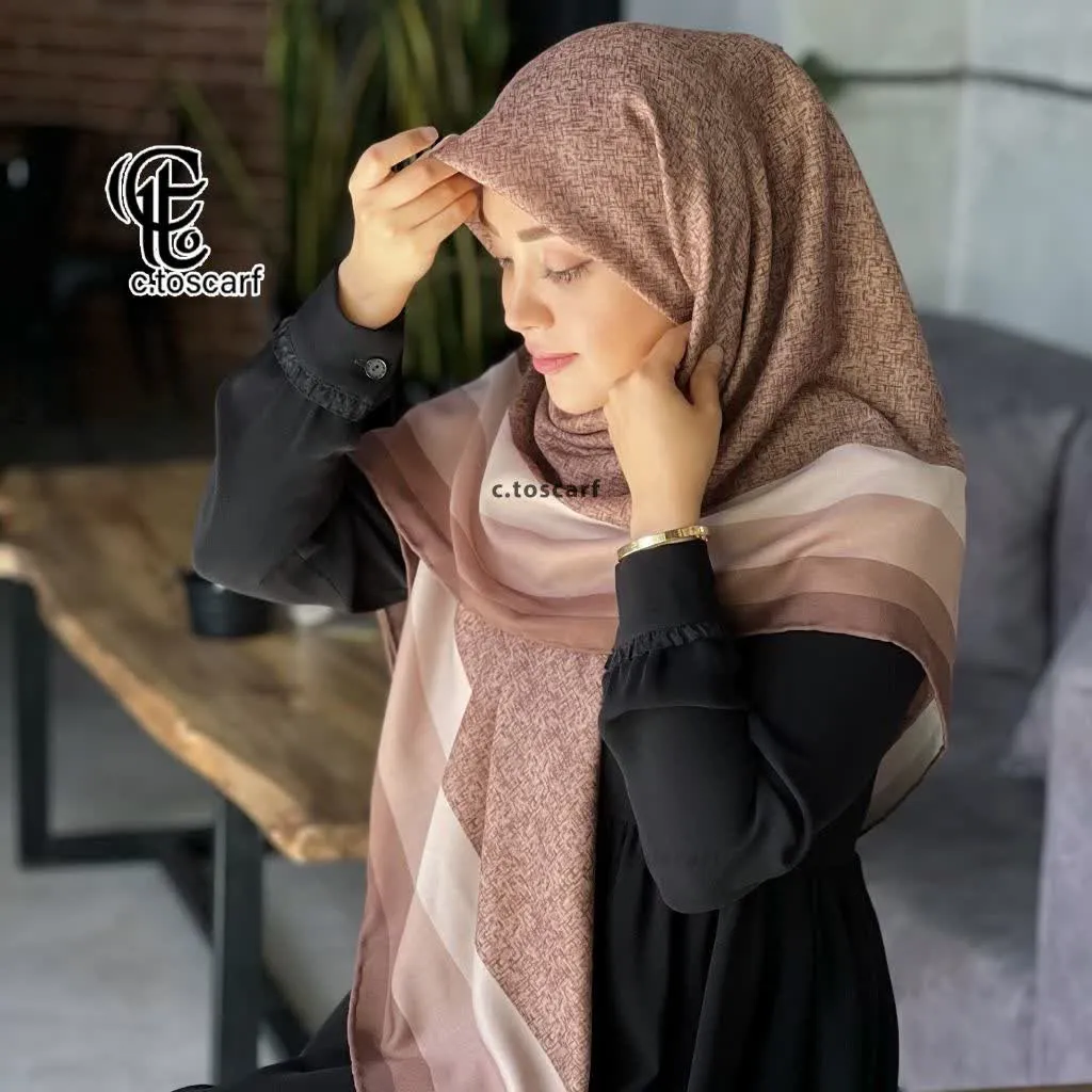 روسری مجلسی نخ کاستوم طرح دور قاب 140x140 سانتیمتر لیز نیست