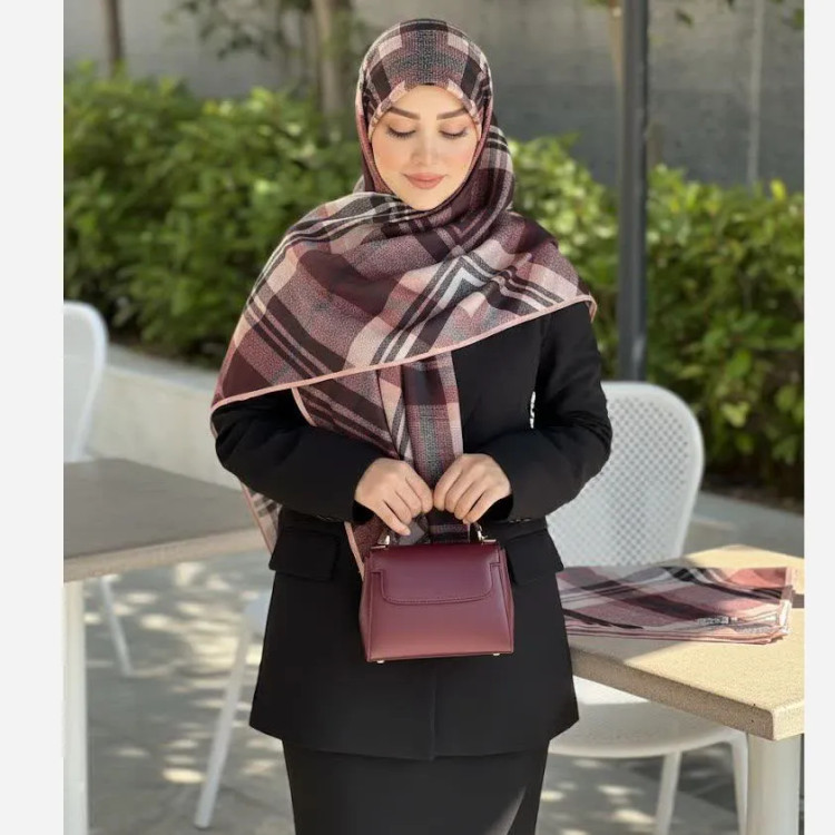 روسری نخی کاستوم طرح مونا چهارخونه قواره بزرگ 140 سانتیمتر دور چرخ دوز