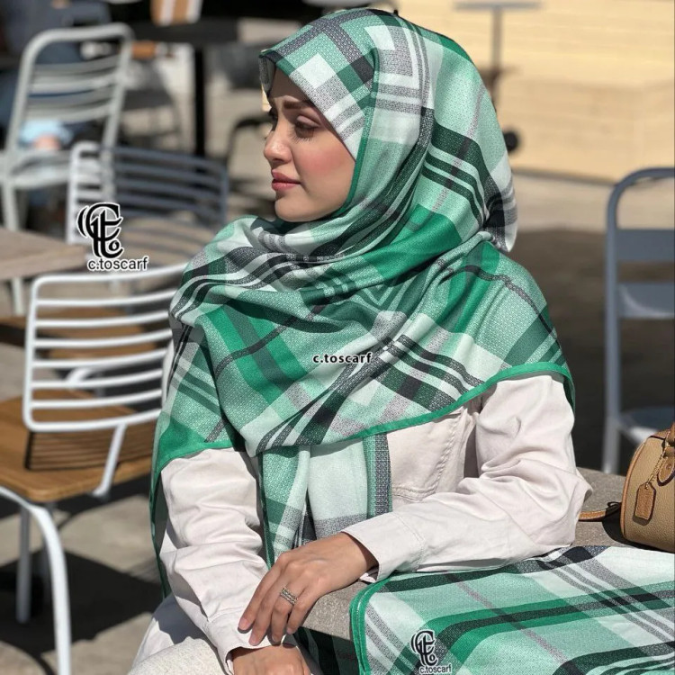 روسری نخی کاستوم طرح مونا چهارخونه قواره بزرگ 140 سانتیمتر دور چرخ دوز