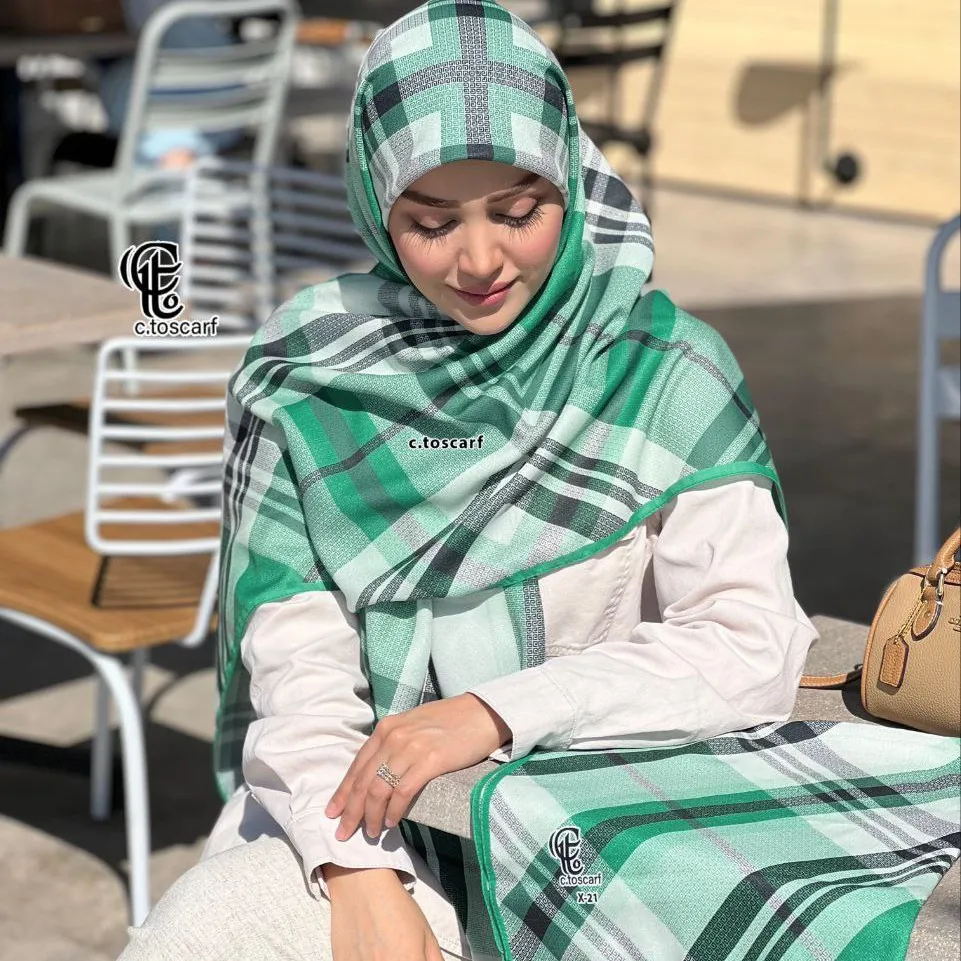 روسری نخی کاستوم طرح مونا چهارخونه قواره بزرگ 140 سانتیمتر دور چرخ دوز