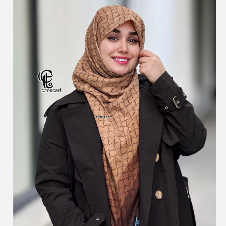 روسری نخ کاستوم طرح گوچی حاشیه قهوه ای زمینه نسکافه ای سایز بزرگ