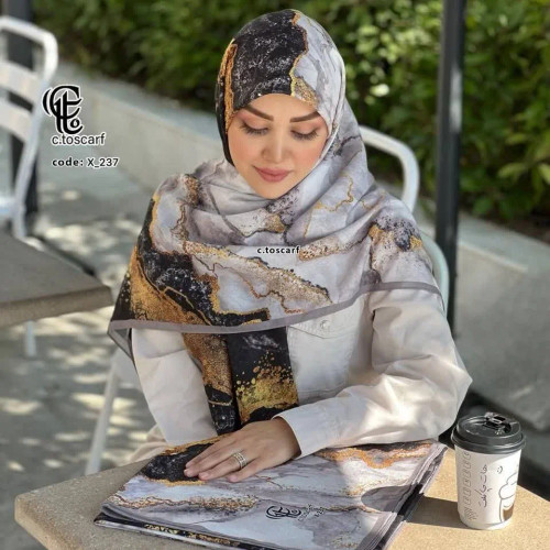 روسری نخی کاستوم طرح رزین مشکی طلایی قواره 140