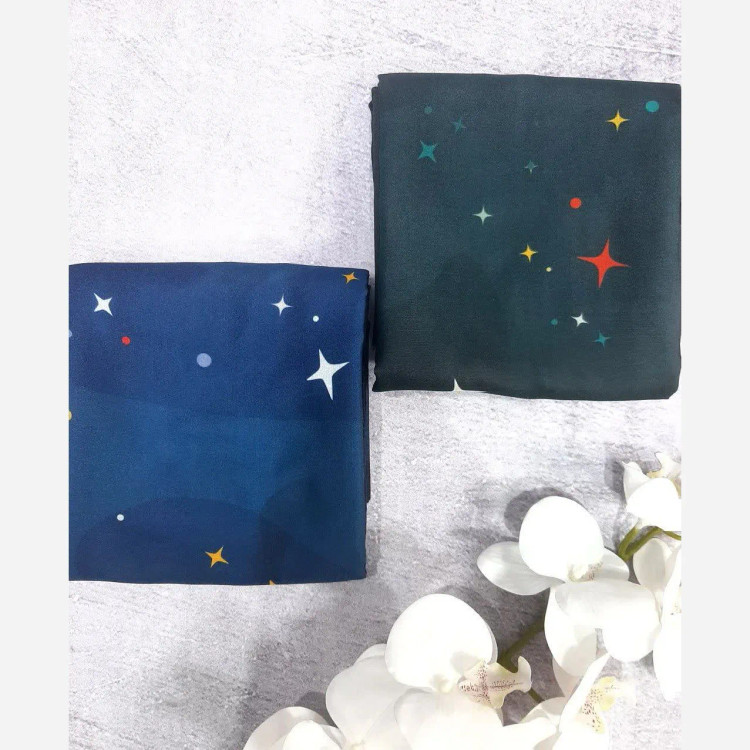 روسری نخی کاستوم طرح ستاره شب سرمه ای قواره بزرگ 140*140 دور دوخت