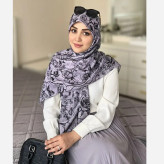 روسری نخ کاستوم طرح گل رخ زمینه طوسی تیره و روشن با گل مشکی