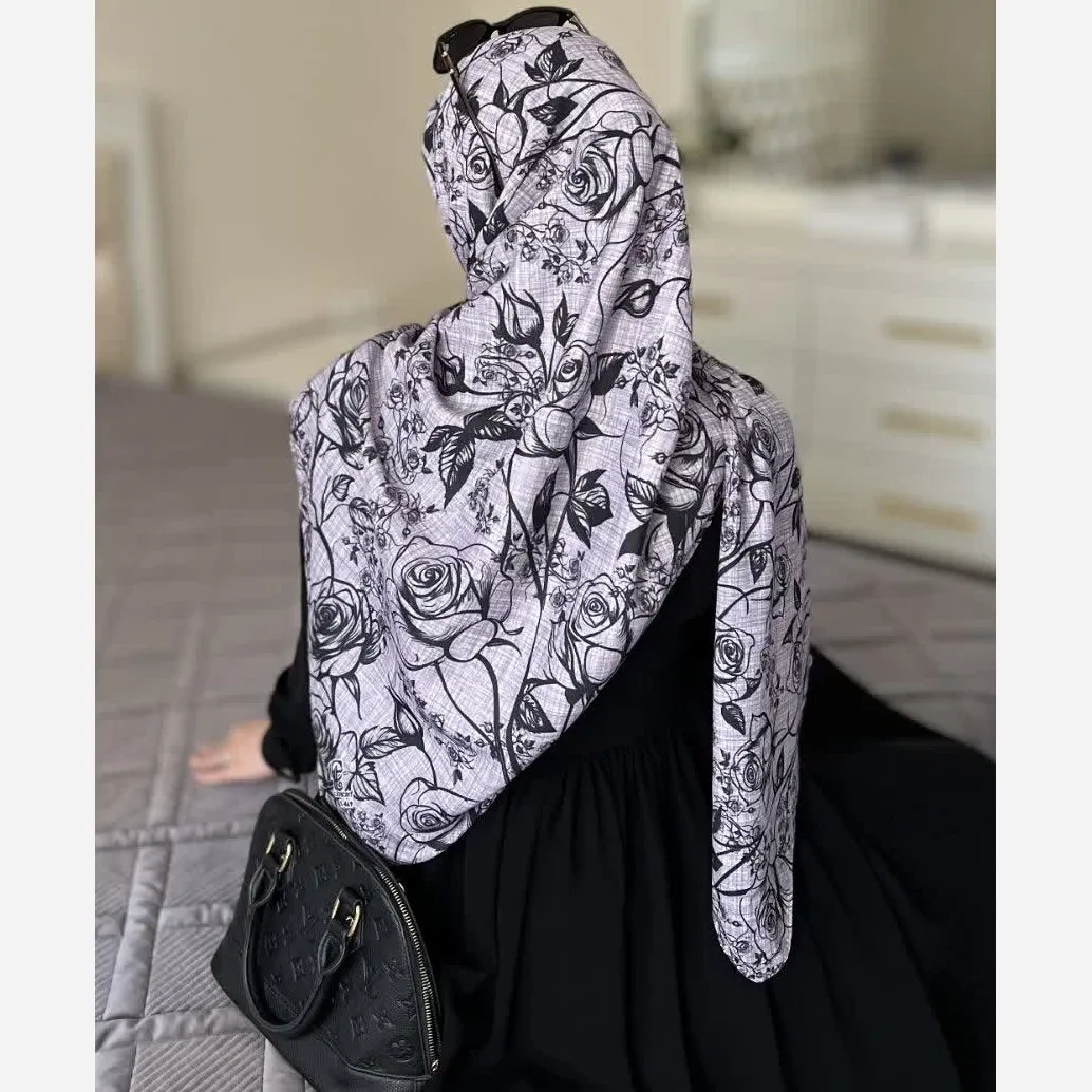 روسری نخ کاستوم طرح گل رخ زمینه طوسی تیره و روشن با گل مشکی