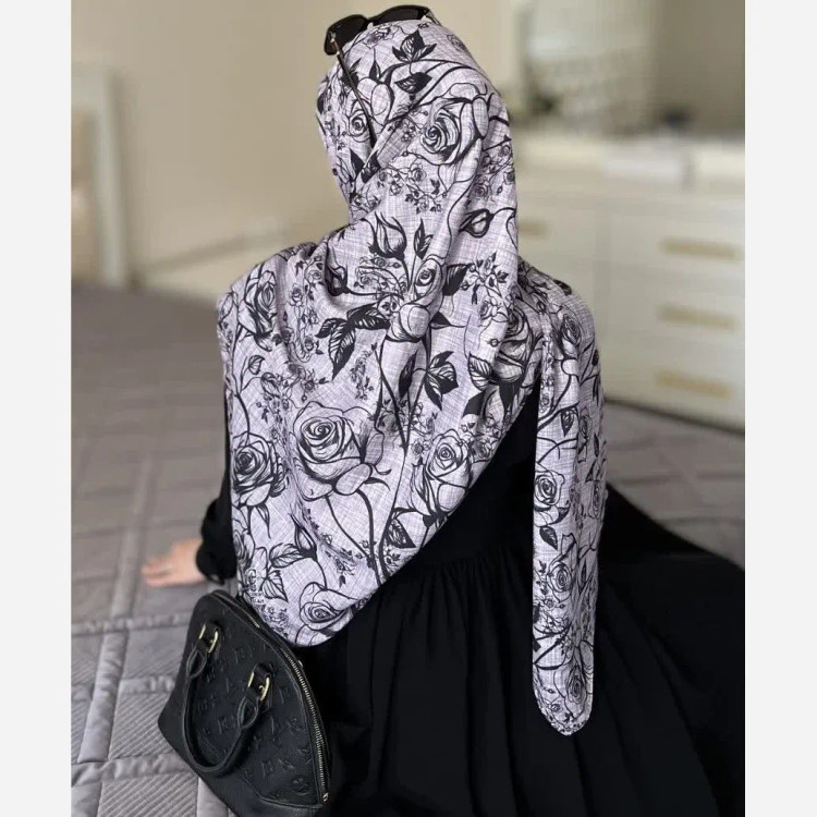 روسری نخ کاستوم طرح گل رخ زمینه طوسی تیره و روشن با گل مشکی