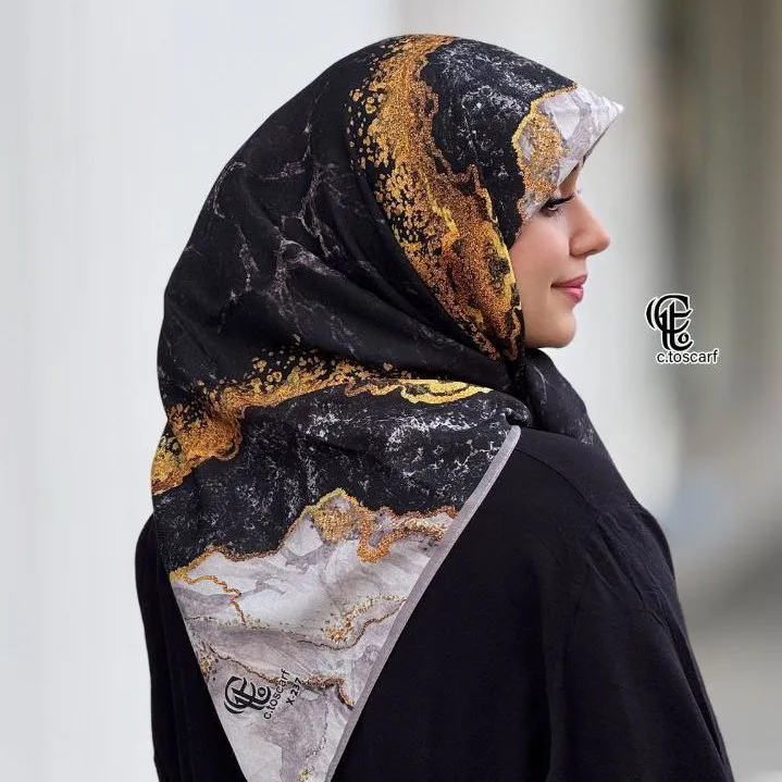 روسری نخی کاستوم سیتو طرح رزین 3 قواره 110 سفید سرخابی مشکی طلایی