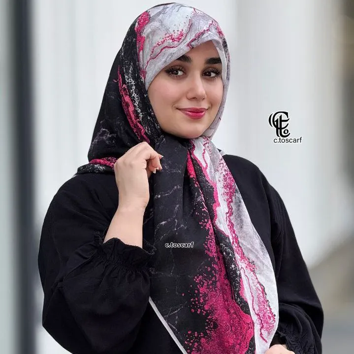 روسری نخی کاستوم سیتو طرح رزین 3 قواره 110 سفید سرخابی مشکی طلایی