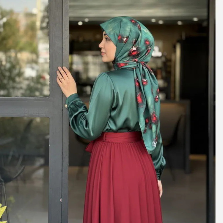 روسری نخ کاستوم طرح یاقوت طرح آذر حاشیه یکنواخت زمینه طرح ریز صورتی