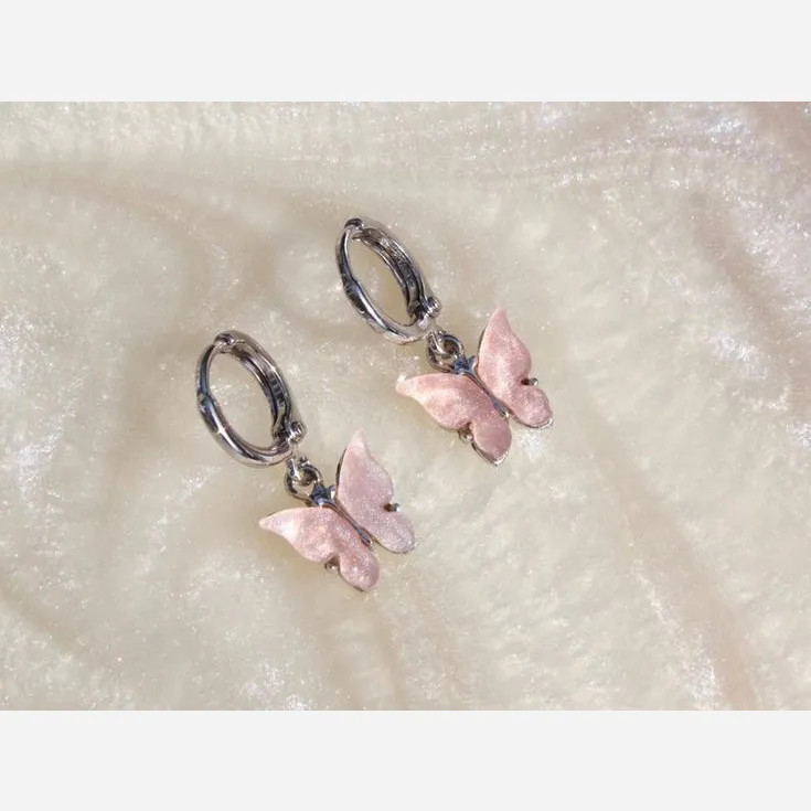 گوشواره دخترانه حلقه ای آویزدار طرح پروانه صورتی اکریلیک