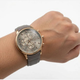 ساعت مردانه رزگلد صفحه طوسی بلیزر بند چرمی طرح سه موتور