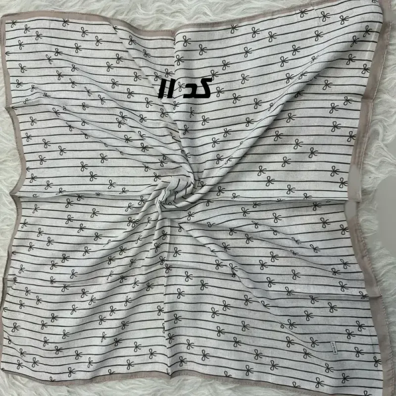 مینی اسکارف کرمی نخ قواره 65x65 سانتیمتر مناسب استفاده روزمره بدون آبرفت و رنگ رفت