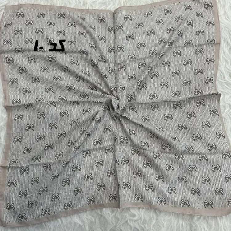 مینی اسکارف کرمی نخ قواره 65x65 سانتیمتر مناسب استفاده روزمره بدون آبرفت و رنگ رفت