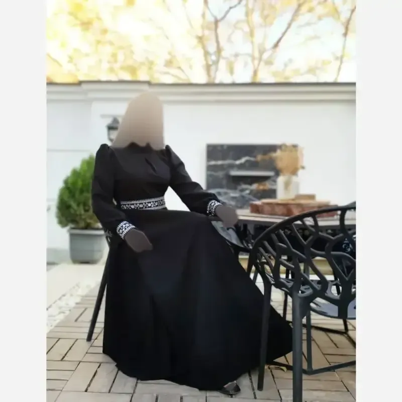 پیراهن مجلسی زنانه سایز بزرگ کرپ مازراتی مشکی با خرجکار هندی و کمربند