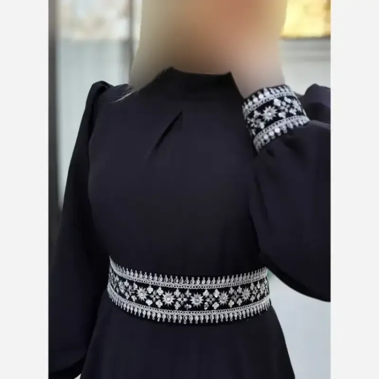 پیراهن مجلسی زنانه سایز بزرگ کرپ مازراتی مشکی با خرجکار هندی و کمربند