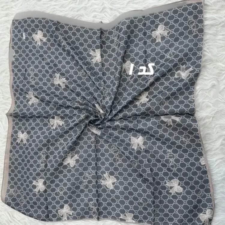مینی اسکارف نخی نسکافه ای طرح دار قواره 65 در 65 سانتی متر