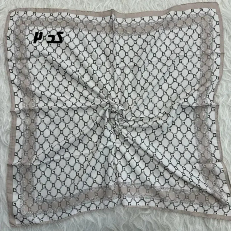 مینی اسکارف نخی نسکافه ای طرح دار قواره 65 در 65 سانتی متر