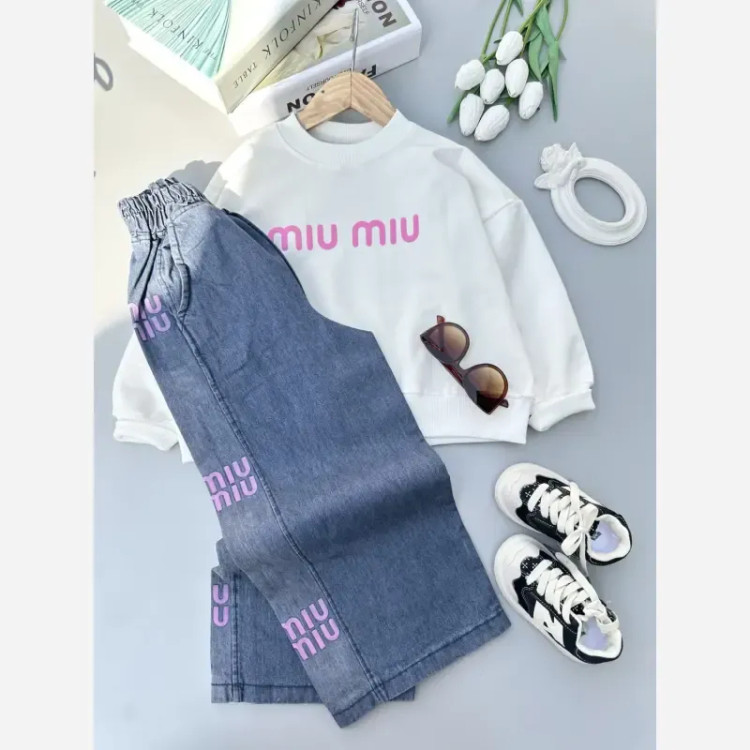 ست بلوز و شلوار لی دخترانه بچگانه طرح Miu Miu پاییزه دورس لاکرا سایز 45 تا 70